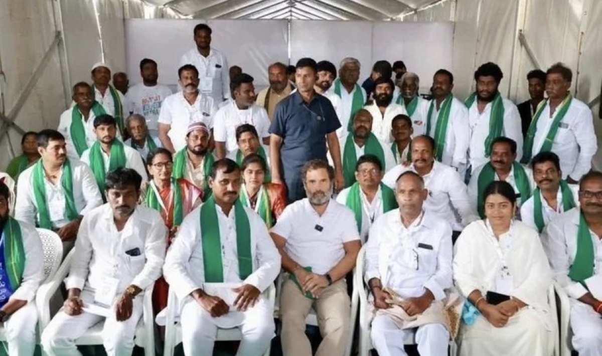 Congress leader Rahul Gandhi with Amaravati farmers on 18 October. He met them while taking his Bharat Jodo Yatra through Andhra Pradesh (Twitter/Darshinii Reddy).