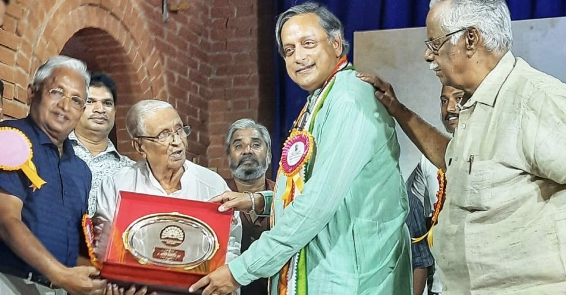 Shashi Tharoor honouring philanthropist AP Kunhikannan. (ShashiTharoor/Twitter)