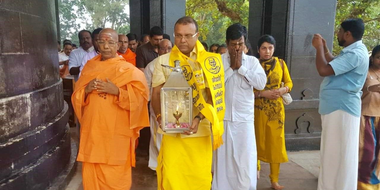 Tushar leads a ritual marking birthday of Sree Narayana Guru. (South First)