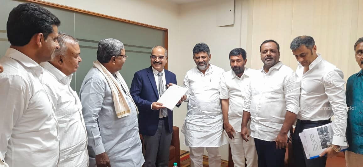 Siddaramaiah, DK Shivakumar and other Congress leaders lodged a complaint with the Bengaluru City Police Commissioner, CH Pratap Reddy. (Supplied)