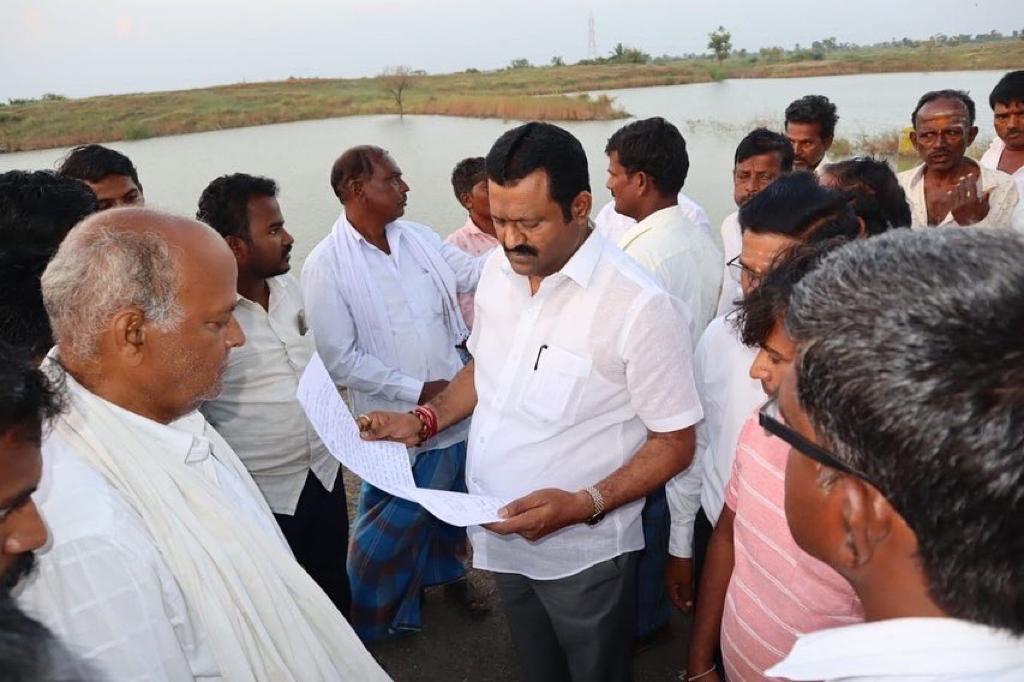 Karnataka farmers block roads demanding hike in sugarcane price