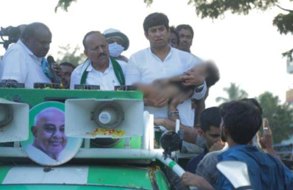 JD(S) party workers with the boy's body on an election campaigning vehicle