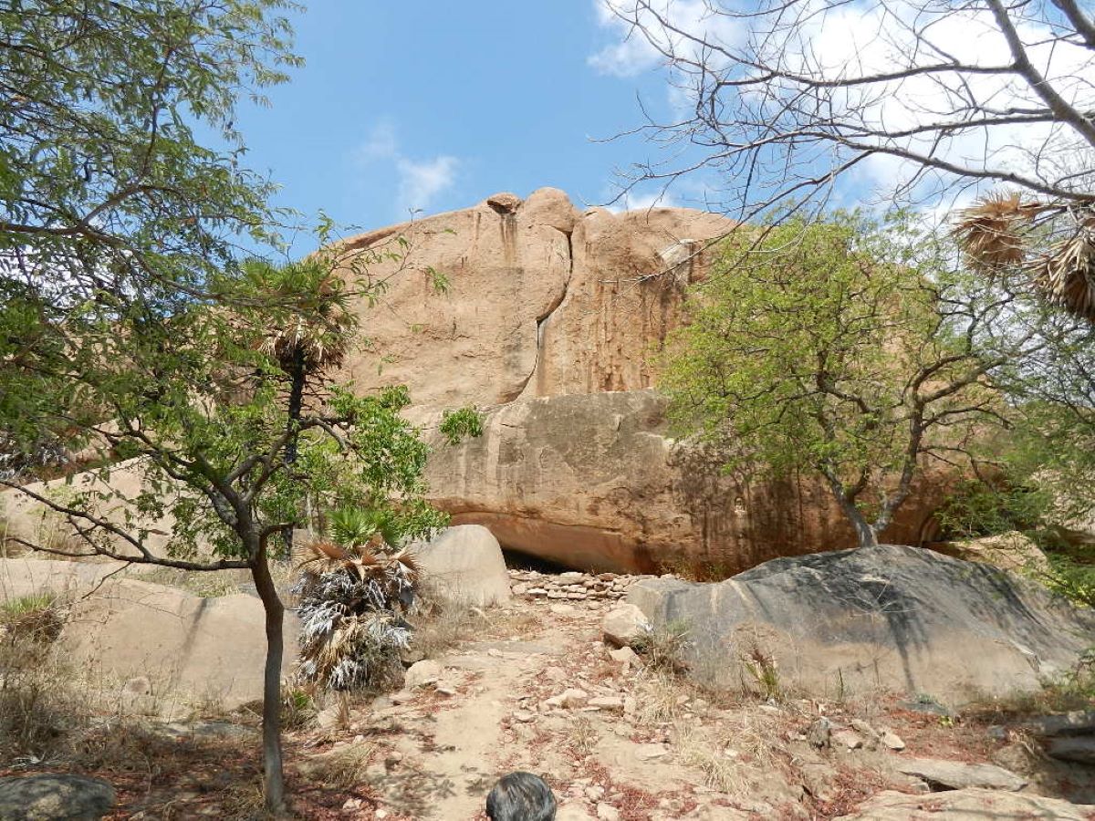 Arittapatti hill with the Jain cave