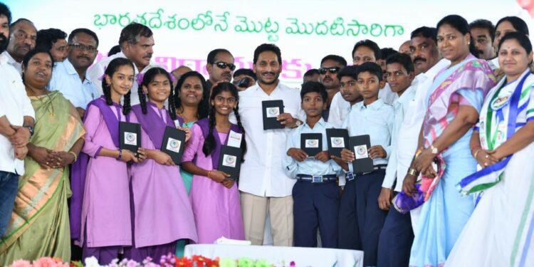 YS Jagan Mohan Reddy with students who received tablet PCs. (Supplied)