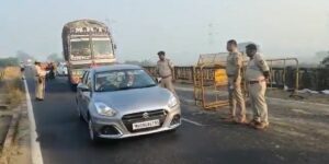 Karnataka police personnel deployed at Maharashtra border for the security check of vehicles entering Karnataka. (Screengrab)