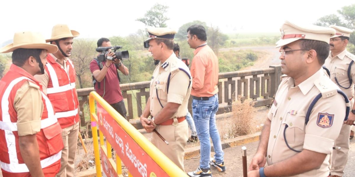 Karntaka Law & Order ADGP Alok Kumar inspecting Koganolli Check-post on Karnataka border. (SPBelagavi/Twitter)