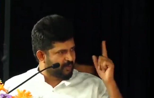 Pratap Simha at the Mysore event, accusing the BJP government of corruption. (Screengrab)