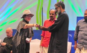Mahnaz Mohammadi lock of hair to festival director