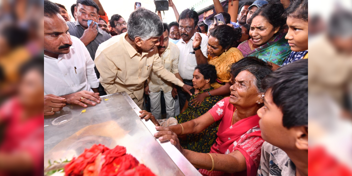 TDP chief N Chandrababu Naidu consoles the family members of one of the eight killed in a stampede at Kandukur (Supplied)