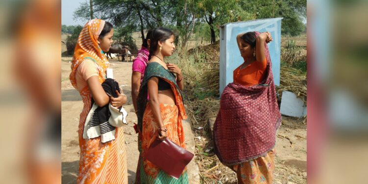 A pregnant woman in rural India with government health workers. (Creative Commons)