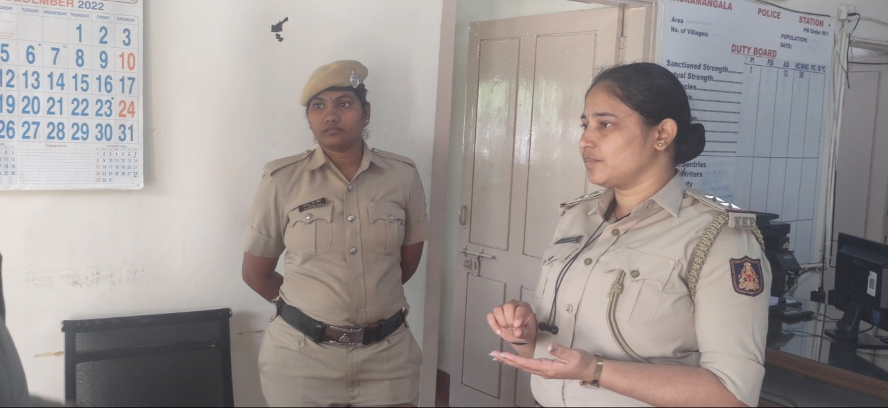Sub-inspector Jyoti (Right) with Basamma at the Koramangala police station. (South First)