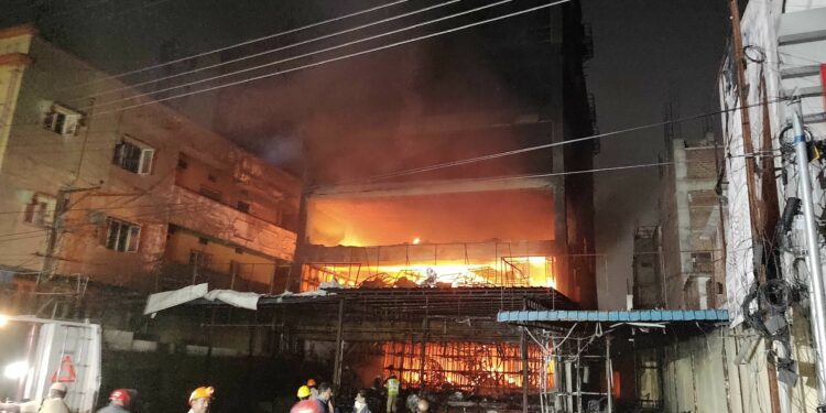 Hyderabad: 2 injured, 3 missing and hundreds moved in massive Secunderabad fire in Ramgopalpet area.