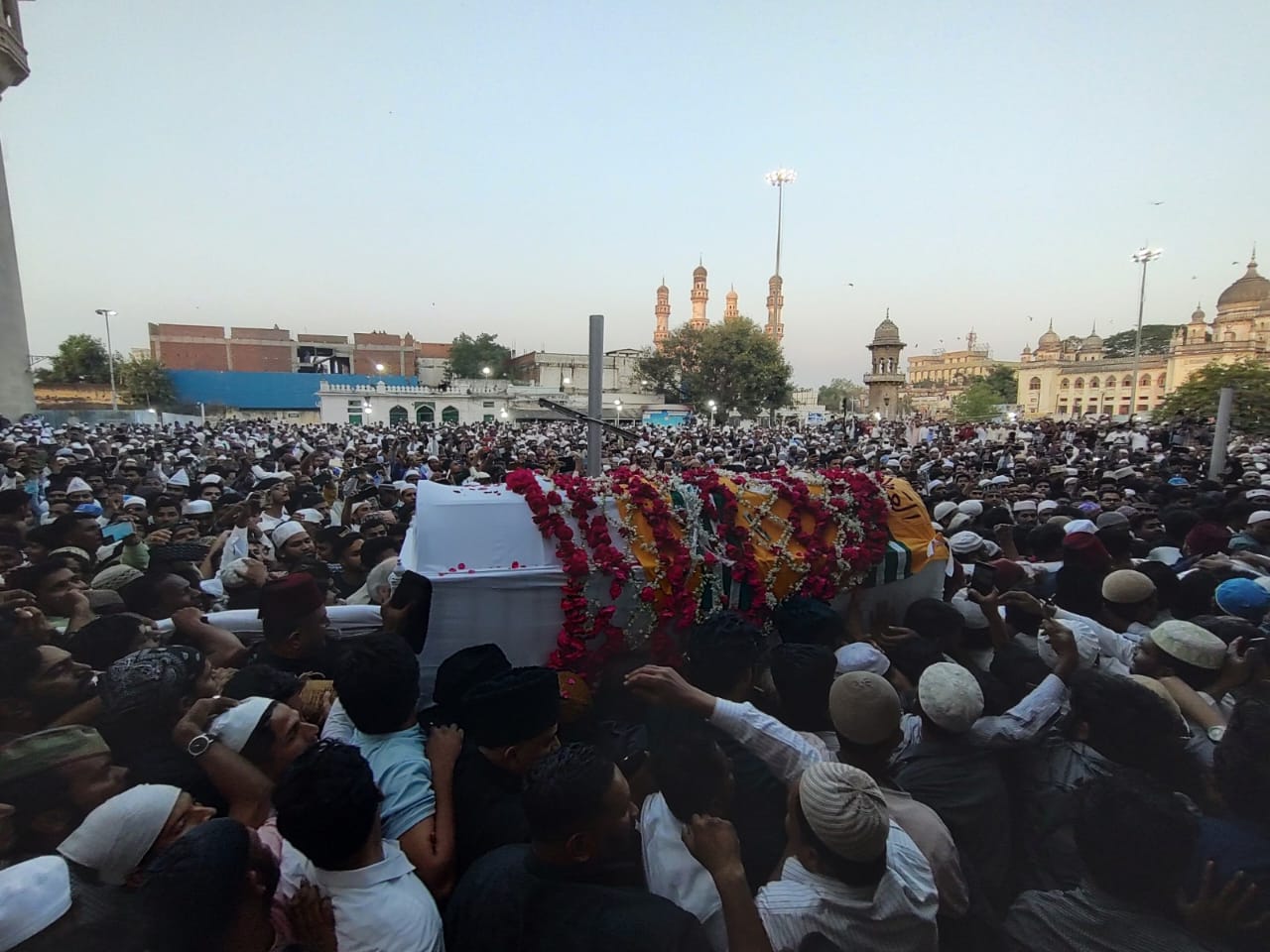 Hundreds of people turned out at the funeral of the last and 8th-titular Nizam of Hyderabad, Mukarram Jah.