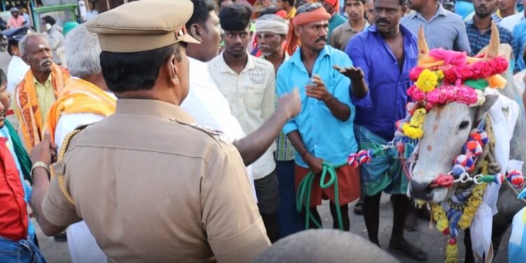 A police officer blocks people from the Dalit community people from taking their temple bull to the Jallikattu arena. (Supplied)