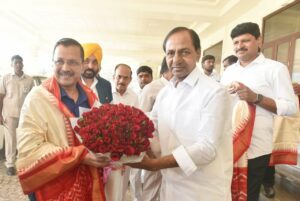 Kcr welcoming Kejriwal and Mann