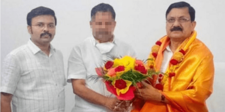 Photographic evidence of Santro Ravi with Home Minister Araga Jnanendra. (Karnataka Congress/Twitter)