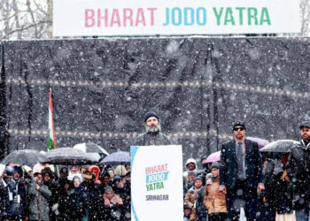Rahul Gandhi delivering a speech in snowfall at conclusion rally of Bharat Jodo Yatra.