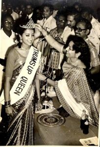 Actor Jamuna crowing Sumalatha as the beauty queen. (Supplied)
