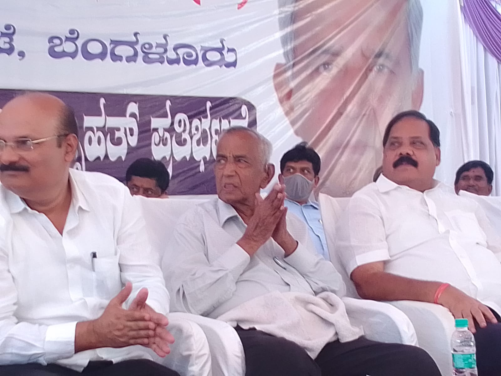 Karnataka State Contractors' Association President D Kempanna in the middle with folded hands