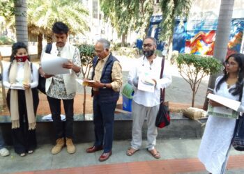 Volunteers from Bahutva Karnataka reading the Preamble and taking the pledge on Church Street. (Bellie Thomas/South First)