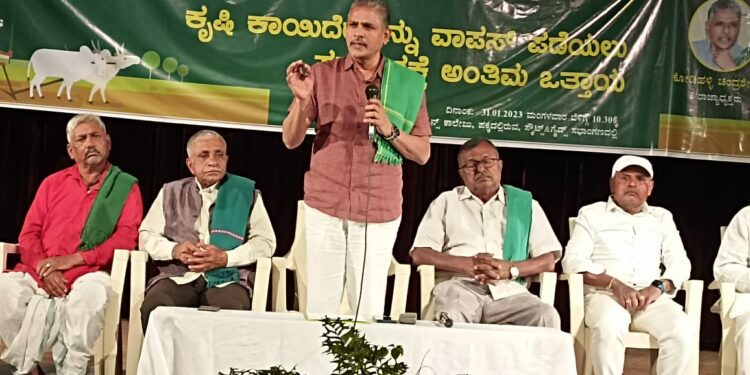 Karnataka State Farmers' Association President Kodihalli Chandrashekar addressing farmer community in Bengaluru