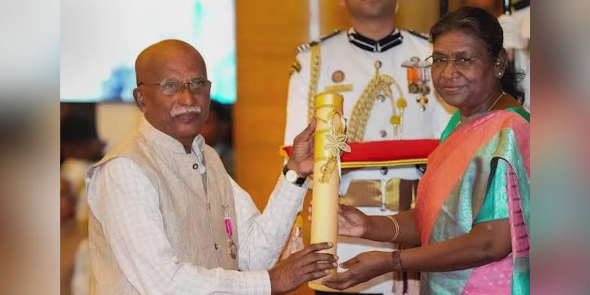 CI Issac receiving Padma Shree from the President.