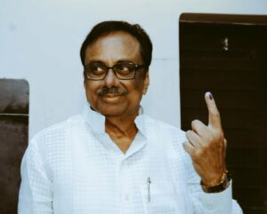 Congress candidate EVKS Elangovan cast his vote at a booth on Cutchery Street during the Erode East bypolls in Tamil Nadu on Monday, 27 February, 2023. (Supplied)