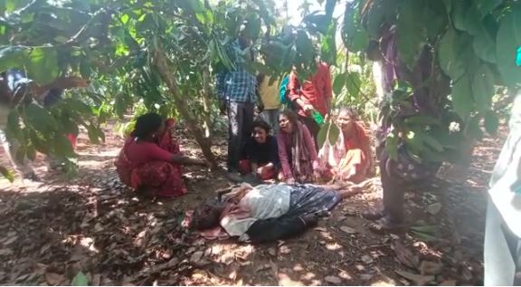 Deceased victim Raju's body and his wailing family who refused to move his body until shoot-at-sight was issued.