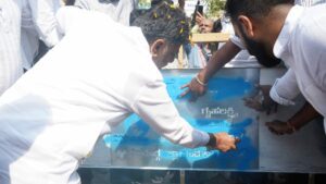 KPCC President DK Shivakumar spray painting party's 'Guarantees' in Shivamogga. (Supplied)