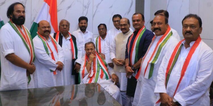 D Srinivas, son D Sanjay with Telangana Congress leaders. (Twitter)