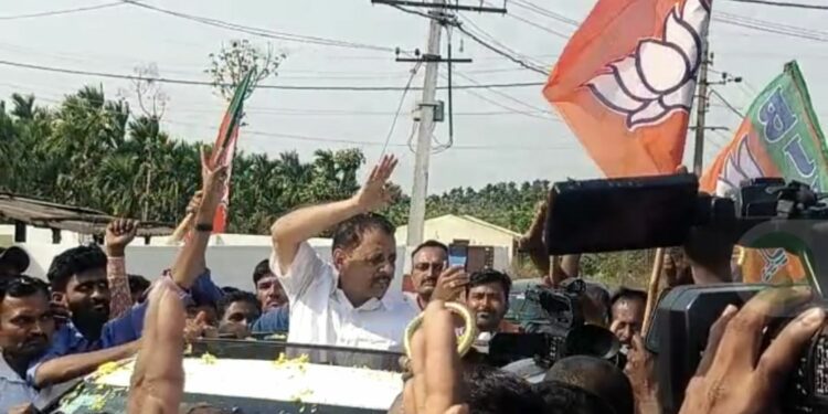 A screengrab of BJP's Channagiri MLA Madal Virupakshappa receiving a rousing welcome at his hometown, Madal, on Tuesday. (Supplied)