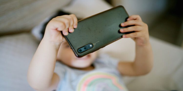 Experts says that children who spend a lot of time watching videos on smartphones may become more impulsive, making decisions without considering the consequences. (Creative Commons)
