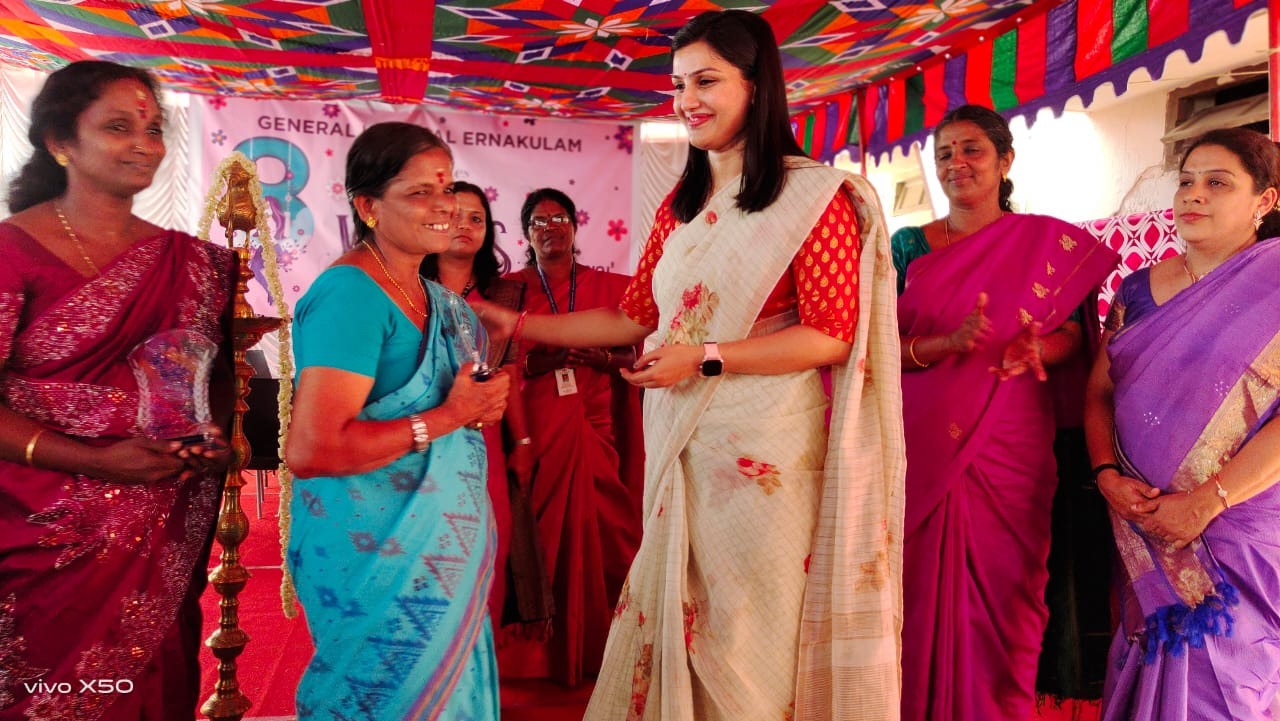 Former district collector of Ernakulam Dr Renu Raj IAS (centre) attending an event organised by the women staff of the Ernakulam General Hospital on International Women's Day. (Facebook/Collector, Ernakulam)