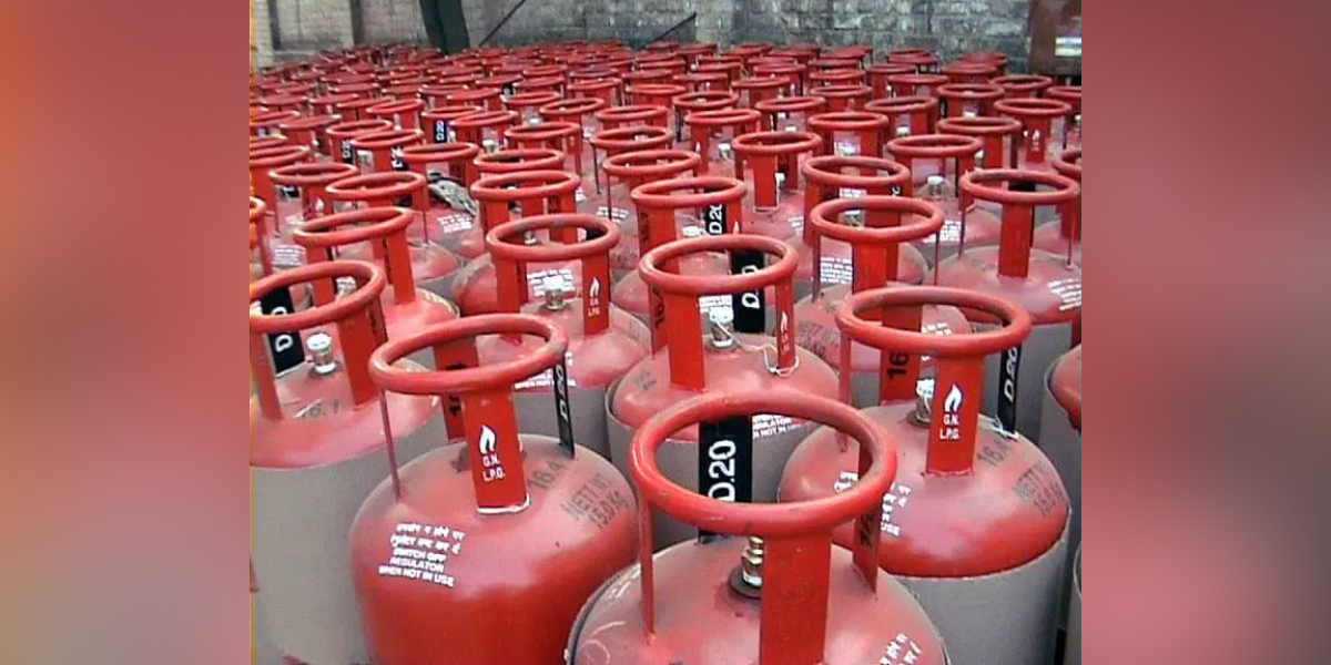 The Centre has hiked the price of domestic LPG by ₹50 and commercial LPG by ₹350. (Creative Commons)
