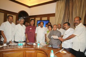 Dhruvanarayan with senior Congress leaders in the UPA regime