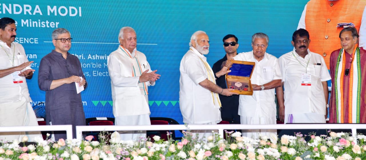 Kerala Chief Minister Pinarayi Vijayan presenting a memento to Prime Minister Narendra Modi at the public function in Thiruvananthapuram on 25 April. (Supplied)