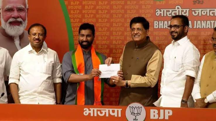 Former Congress leader Anil K Antony receiving the BJP's primary membership from Union Minister Piyush Goel in New Delhi on Thursday, 6 April. Union MoS V Muraleedharan (left) and Kerala BJP chief K Surendren looks on. (Supplied)
