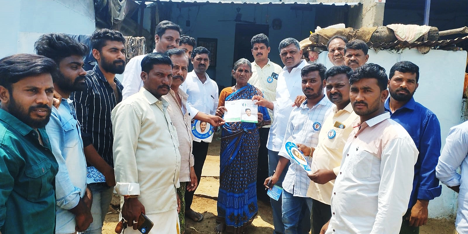 YSRCP activists during the Jagananne Maa Bhavishyatthu campaign. (Supplied)