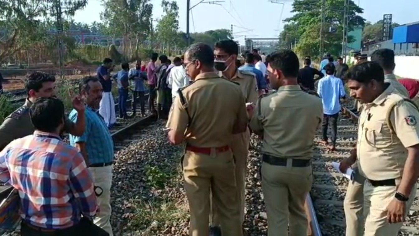 Police officials inspecting the railway tracks after the train arson incident in Elathur. (Screengrab)