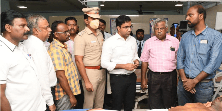 District Collector Sentil Raj and other Revenue officials Paying respect to the deceased VAO at Tirunelveli Government Medical College Hospital. (Supplied)