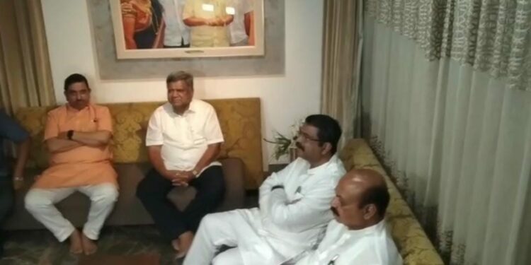 Senior BJP leaders including Dharmendra Pradhan at Jagadish Shettar's house to pacify him on Saturday night. (Supplied)