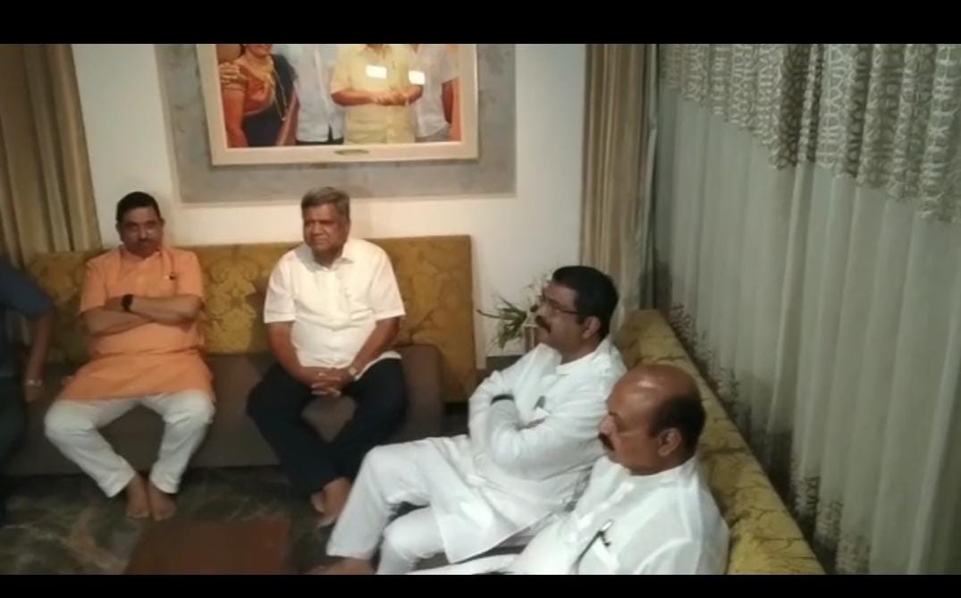 Senior BJP leaders including Dharmendra Pradhan at Jagadish Shettar's house to pacify him on Saturday night. (Supplied)