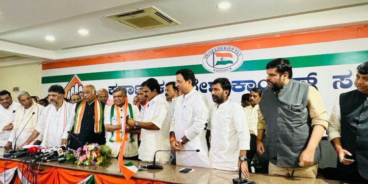 Jagadish Shettar joins Congress in the presence of AICC President Mallikarjun Kharge. (Supplied)
