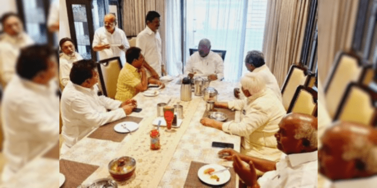 Former CM Siddaramaiah met AICC chief Mallikarjun Kharge with his supporters at the latter's residence in Delhi on Tuesday. (Supplied)