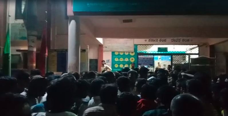 Crowd gathered in front of Srinivasapura police station on Thursday night