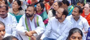  Kurnool MLA MA Hafeez Khan, Mayor BY Ramaiah and members of the municipal corporation stage a sit-in in front of Viswabharathi Hospital in the city on Wednesday. (Supplied)