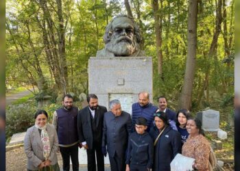 Pinarayi Vijayan, his cabinet colleagues and their families at Marx's tomb at Highgate Cemetry in London. (CMO)