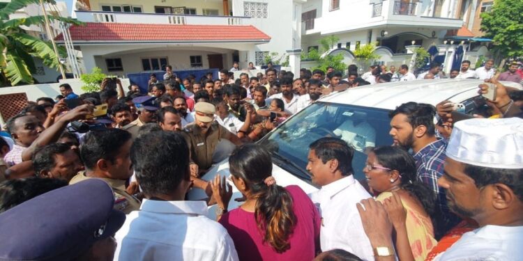 I-T officer Gayathri was surrounded by DMK men preventing her from conducting searches in Karur.