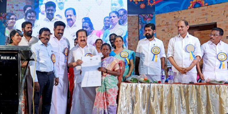 Former opposition leader of the Kerala assembly Ramesh Chennithala inaugurating the rollout of insurance at Kalangumukkal ward of Punalur Municipality.