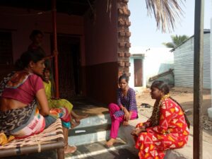 Manjula speaking to women about menstural hygiene 